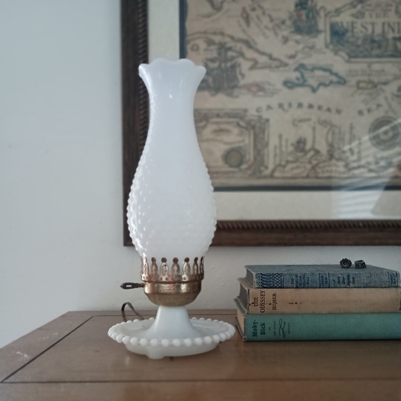 Vintage milk glass lamp - Picture 2 of 9
